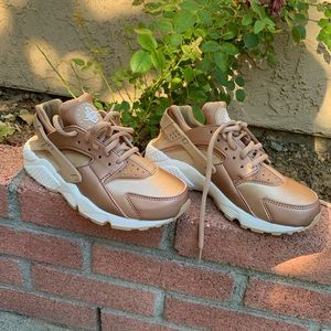 Beige Nike Huaraches